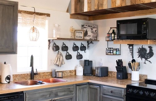 Branson House | Branson Barnyard Bungalow · Tiny House Cabin in Br