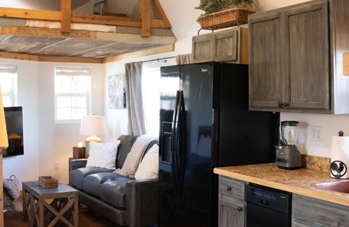 Branson House | Branson Barnyard Bungalow · Tiny House Cabin in Br