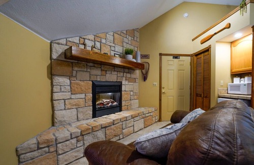 Ponce De Leon Bed & Breakfast | Branson White River Suite: A Private Forest Retreat