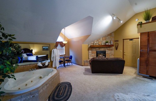 Ponce De Leon Bed & Breakfast | Branson White River Suite: A Private Forest Retreat