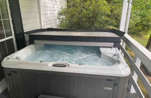 Young Harris House | Brasstown Valley Cottage 5/3 w/Hot Tub
