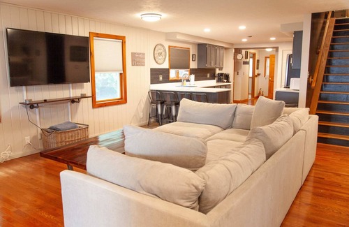 Geneva House | Break Away Hot Tub, Lake Access & Game Rooms