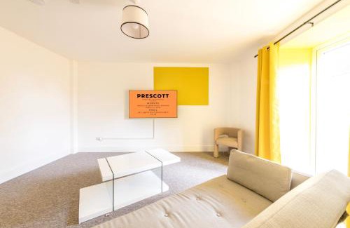 Bristol Apartment | Breakfast at Tiffany's Theme with FREE PARKING by Prescott Apartments