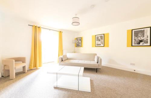 Bristol Apartment | Breakfast at Tiffany's Theme with FREE PARKING by Prescott Apartments
