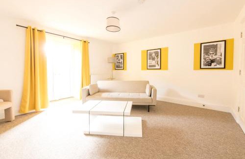 Bristol Apartment | Breakfast at Tiffany's Theme with FREE PARKING by Prescott Apartments