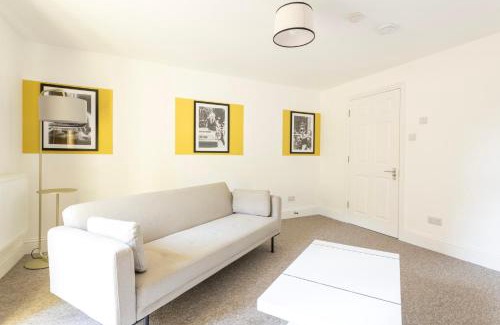 Bristol Apartment | Breakfast at Tiffany's Theme with FREE PARKING by Prescott Apartments
