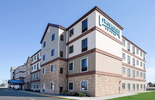 Lincoln Apartment | Breakfast, Pool, Quick Drive to Univ of Nebraska