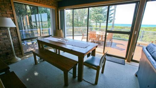 Bermagui House | Breakwater 1 - 1 Narira Street- Beachfront Bermagui Wifi provided