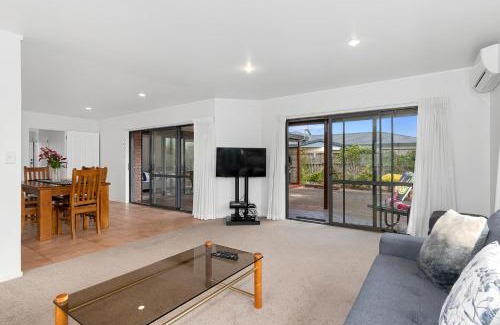 Ruakaka House | Bream Bay Bach - Ruakaka Holiday Home