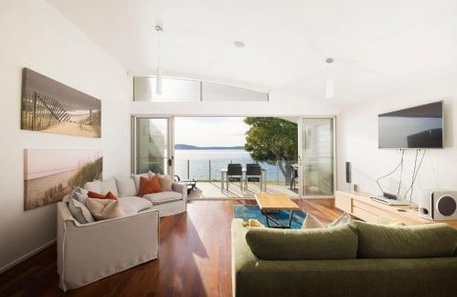 Corlette House | Breath Taking Waterfront