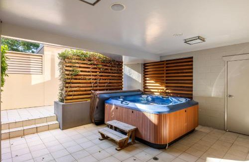 Corlette House | Breath Taking Waterfront