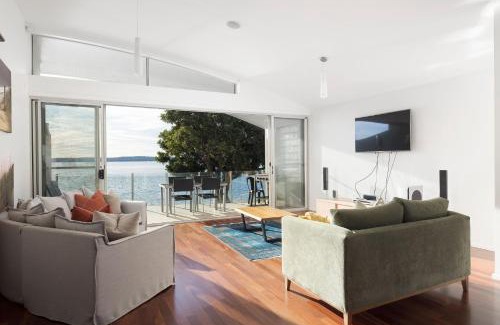 Corlette House | Breath Taking Waterfront