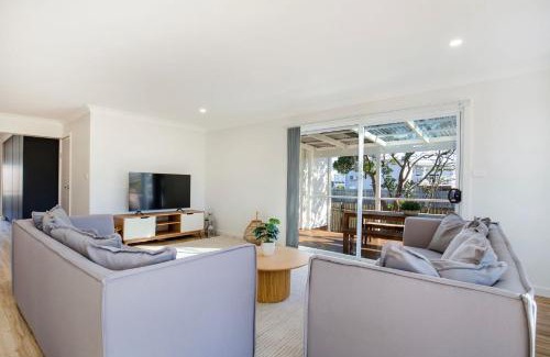 Culburra Beach House | Breathe - Pet Friendly - 2 Mins Walk to Beach