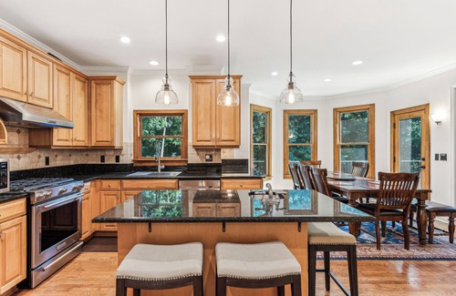 Gainesville House | Breathing taking views of Lake Lanier in a quite and private cove.