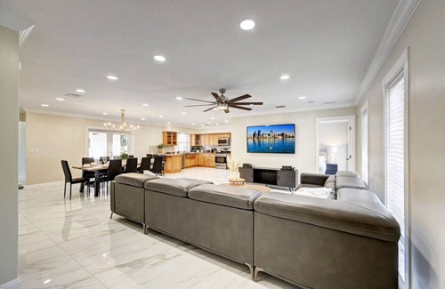 Hollywood Lakes Villa | Breathtaking 5BR/3BA Villa near Hollywood Beach