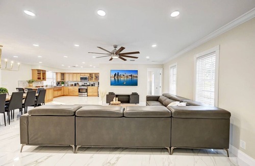 Hollywood Lakes Villa | Breathtaking 5BR/3BA Villa near Hollywood Beach