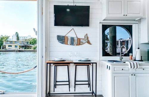 Bay Esplanade Boat Rental | Breathtaking Beachy Houseboat on Clearwater Island