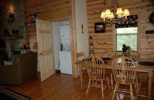 Hiawassee House | Breathtaking Cabin Rental with a Private Hot Tub in Hiawassee, Georgia
