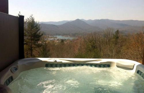 Hiawassee House | Breathtaking Cabin Rental with a Private Hot Tub in Hiawassee, Georgia