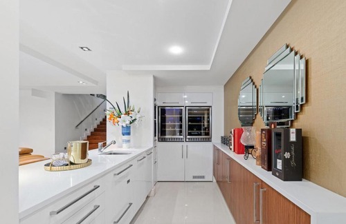 Yeronga Apartment | Breathtaking designed to draw on its rare riverside