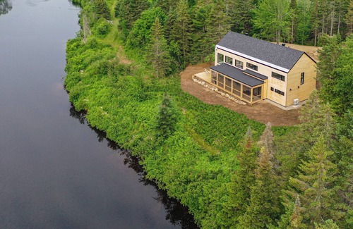 Mauricie House | Breathtaking Escape w/Fireplace, BBQ, Wellness & Soothing Du Loup river View