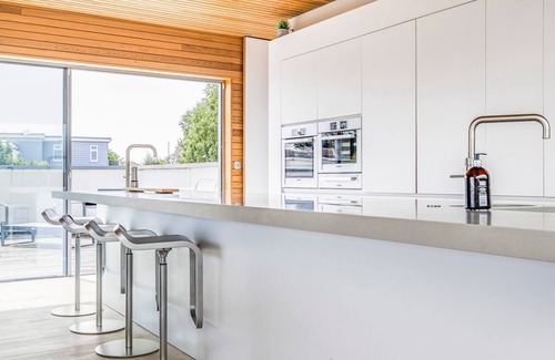 South Hayling House | Breathtaking Home with Parking | Pass the Keys