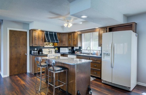 Ashley Oaks House | Breathtaking Lake View w/Pool Nearby!- Knoxville/Oak Ridge
