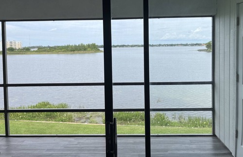 Northwest Orlando Condo | BREATHTAKING LAKE VIEW CONDO ON TOP FLOOR