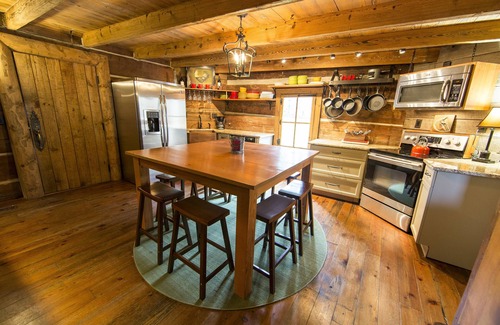 Knoxville Cabin | Breathtaking Log Cabin at The Stables at Strawberry Creek