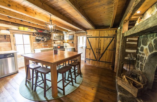 Knoxville Cabin | Breathtaking Log Cabin at The Stables at Strawberry Creek