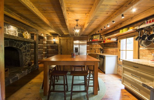 Knoxville Cabin | Breathtaking Log Cabin at The Stables at Strawberry Creek