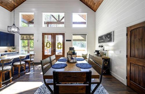 Pickens House | Breathtaking Luxurious Cabin with Fire Pit, Screened Beautiful Porch and Jacuzzi in Oklahoma