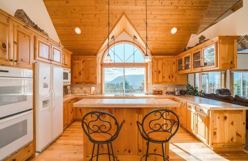 Leavenworth Cabin | Breathtaking mountain retreat minutes away from historic downtown.
