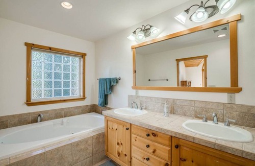Leavenworth Cabin | Breathtaking mountain retreat minutes away from historic downtown.