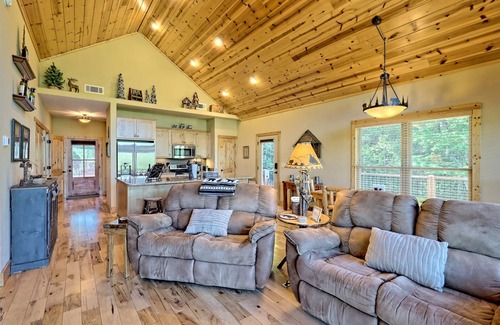 Cleveland Cabin | Breathtaking Mountain Views, Hot Tub, Pool Table, Arcade, & Pet Friendly
