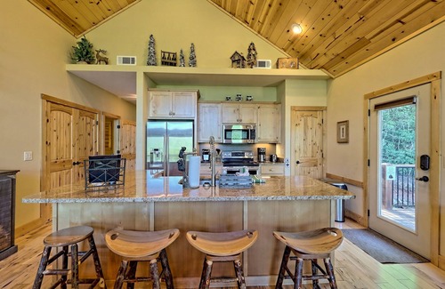 Cleveland Cabin | Breathtaking Mountain Views, Hot Tub, Pool Table, Arcade, & Pet Friendly