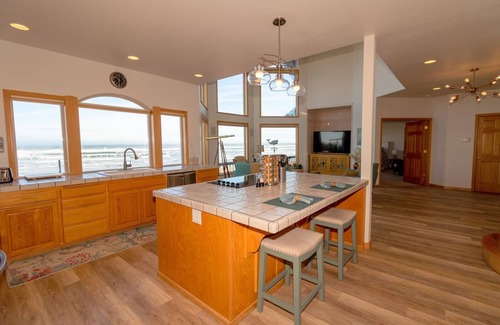 Florence House | Breathtaking Oceanfront Getaway nDiscounted Rates 11/1/2024 - 4/30/2025
