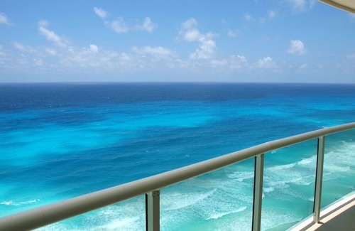 Zona Hotelera Condo | Breathtaking Oceanfront Condo