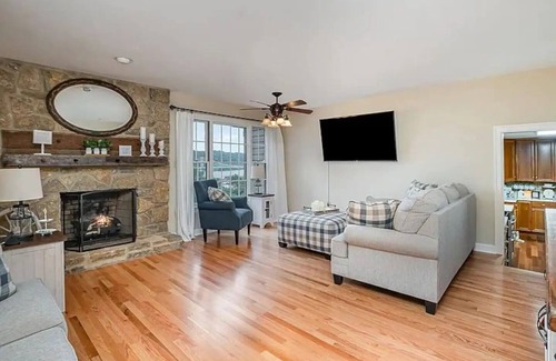 Maysville House | Breathtaking River Views! Big Beautiful Spacious Home