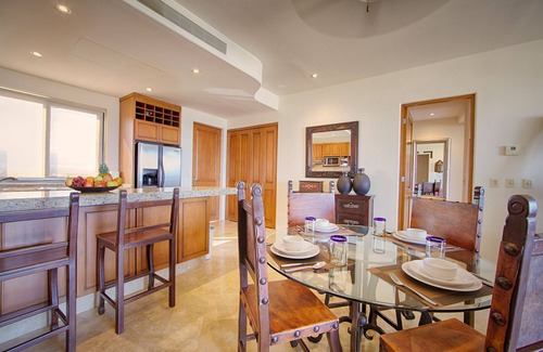 Zona Hotelera Condo | Breathtaking Sunset Ocean Views Fantastic 3BD Master-Suite