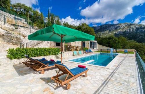 Dunave Krajnje Villa | Breathtaking Scenic Villa with Pool