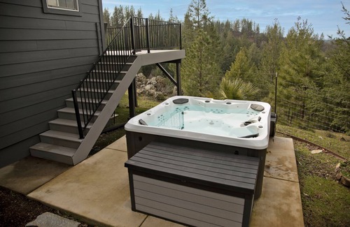 Colfax House | Breathtaking Sierra Foothills Sunset Views w/hot tub, volleyball, and EV charger