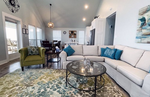 Gilchrist House | BREATHTAKING VIEW! Beachfront Rental - EV Charging-SHORE BEATS WORK!