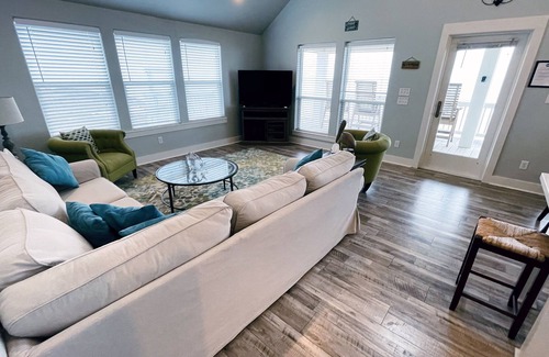 Gilchrist House | BREATHTAKING VIEW! Beachfront Rental - EV Charging-SHORE BEATS WORK!