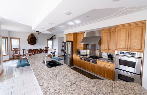 Okanagan-Similkameen Bed & Breakfast | Breathtaking Views of Skaha Lake & Mountains Our 6BR/5.5BA with Hot Tub
