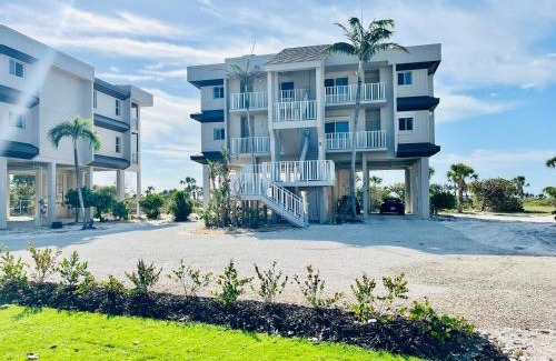 Sanibel Apartment | Breathtaking Views at Seaspray - Oceanfront accomodations