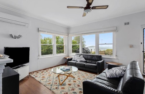Encounter Bay House | Breathtaking Views of Encounter Bay Pet Friendly