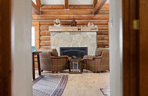 Red Lodge Cabin | Breathtaking views of Red Lodge Mountain Grizzly Peak Cabin.