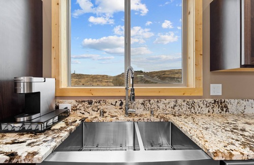 Brewster House | Breathtaking Views. Ski Loup Loup. Wine, Hike, Fish, Explore. Golf Gamble Sands.