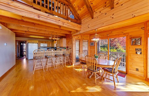Marion Cabin | Breathtaking Views, Stargazing from Hot-tub!